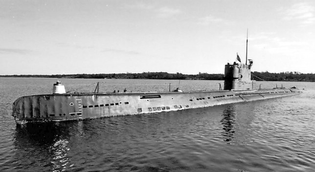 Le sous-marin russe U 137, échoué sur la côte sud de Suède. L’incident a été habilement exploité pour faire croire à une menace soviétique.  © DR