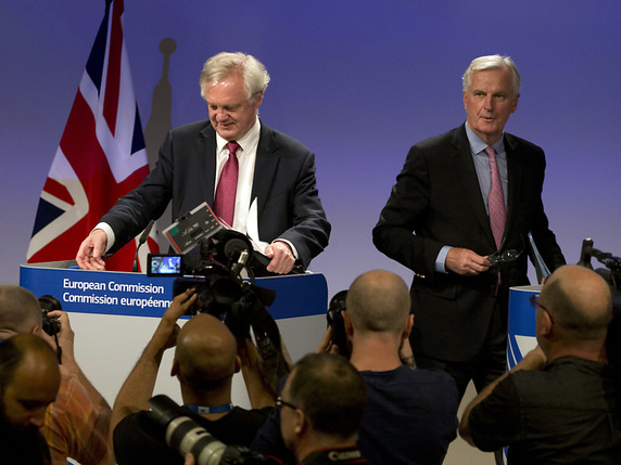 Michel Barnier, négociateur en chef des Européens, à droite,a entamé les négociation sur le Brexit à Bruxelles avec le ministre britannique chargé du Brexit, David Davis, à gauche. © KEYSTONE/AP/VIRGINIA MAYO