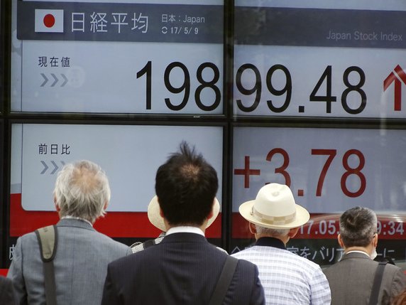 La semaine a commencé sur une note positive à la Bourse de Tokyo (archives). © KEYSTONE/AP/EUGENE HOSHIKO