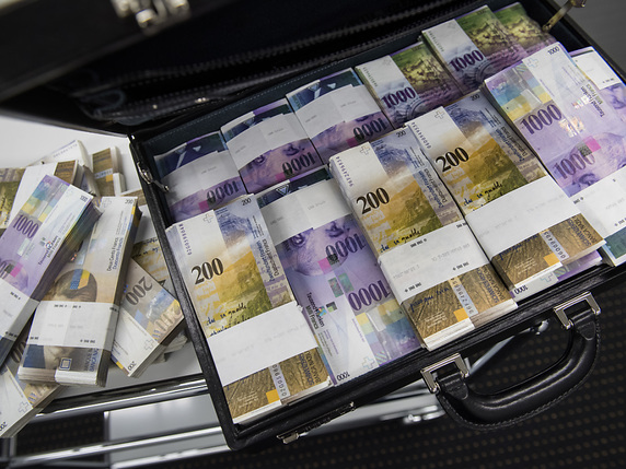 L’excédent de la balance des transactions courantes de la Suisse a atteint 11 milliards de francs au premier trimestre 2017. Un montant en hausse de 3,1 milliards sur un an, en raison notamment de la progression des recettes dans les échanges de marchandises (photo prétexte). © KEYSTONE/GABRIELE PUTZU