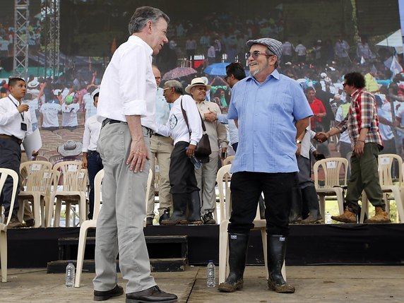 Le président colombien Juan Manuel Santos (gauche) et le chef de la guerilla des Farc Rodrigo Londono, alias "Timochenko", durant la cérémonie © KEYSTONE/AP/FERNANDO VERGARA