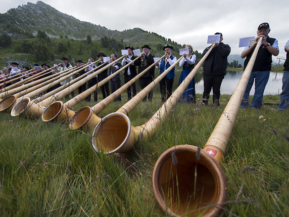 Plus de 170 souffleurs de cor des Alpes sont attendus au bord du lac de Tracouet dimanche à Nendaz (archives). © KEYSTONE/ANTHONY ANEX