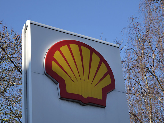 Des centaines de manifestants ont occupé une station pétrolière du géant anglo-néerlandais Shell (logo), dans le sud-est du Nigeria (archives). © KEYSTONE/AP/KIRSTY WIGGLESWORTH