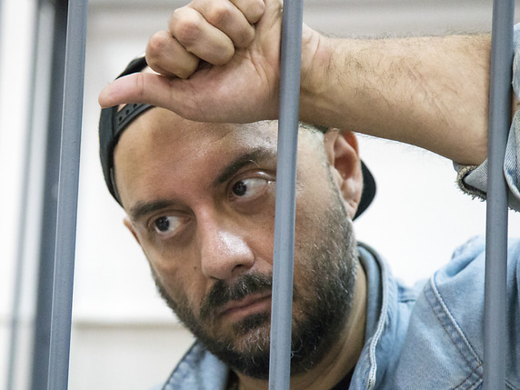 Le metteur en scène russe Kirill Serebrennikov a été assigné mercredi à résidence par un tribunal de Moscou. © KEYSTONE/AP/ALEXANDER ZEMLIANICHENKO