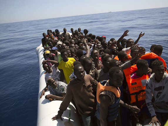 La route migratoire entre la Libye et l'Italie n'est pas totalement fermée malgré la chute spectaculaire du flux des migrants entre ces deux pays (archives). © KEYSTONE/AP/EMILIO MORENATTI