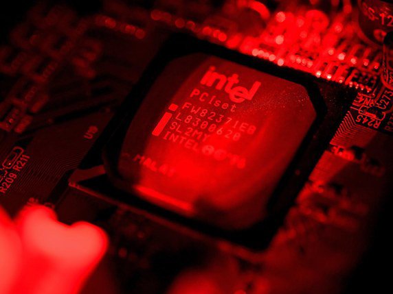 Outre ceux d'AMD, les microprocesseurs d'Intel présentaient également de grosses failles de sécurité (archives). © KEYSTONE/EPA/SASCHA STEINBACH