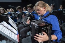 120 choristes chantent le Requiem de Mozart, accompagnés par un orchestre d’accordéons