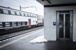 Une personne en situation de handicap coincée sur le quai de gare