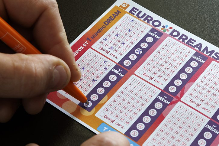 Proposé en Suisse et dans sept autres pays européens, le jeu Eurodreams offre un gain principal sous forme d'une rente mensuelle de 22'222 francs pour une durée de 30 ans. © KEYSTONE/SALVATORE DI NOLFI