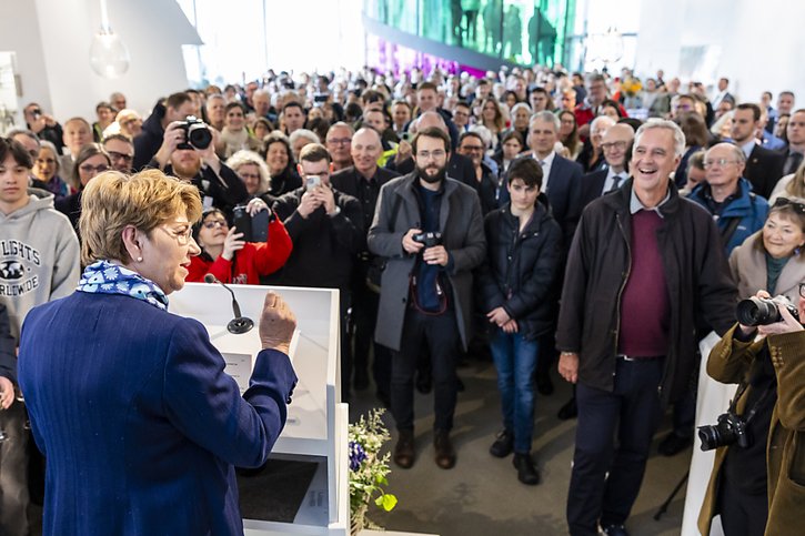 La présidente de la Confédération a prononcé un bref discours pour ouvrir l'apéritif partagé avec la population au foyer du Musée argovien des beaux-arts. © KEYSTONE/MICHAEL BUHOLZER