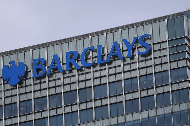 Le bénéfice net part du groupe de Barclays s'est réduit à 1,6 milliard de livres (1,8 milliard de francs), entre recul des revenus et inflation des coûts (archives). © KEYSTONE/EPA/ANDY RAIN