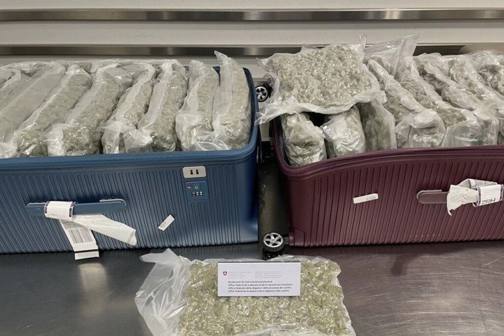 Vingt-quatre kilos de marijuana ont été découverts dans deux valises appartenant à un Suisse qui venait de débarquer à l'aéroport de Zurich d'un vol en provenance de Bangkok. © OFDF