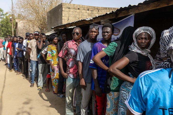 Les Tchadiens votent lundi pour mettre fin à trois ans de pouvoir militaire dans une présidentielle qui se résume à un duel inédit entre le chef de l'Etat et son Premier ministre Succès Masra. © KEYSTONE/EPA/CHANCELIN MBAIRAMADJI MOITA