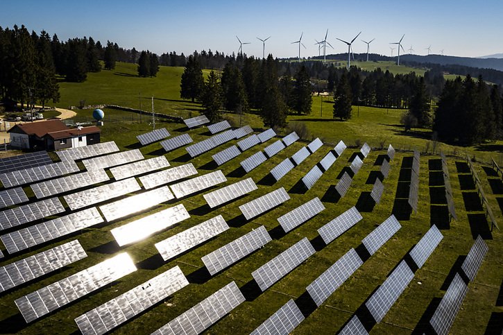 Romande Energie projette de mettre en service un nouveau parc photovoltaïque au sol. (archive) © KEYSTONE/VALENTIN FLAURAUD