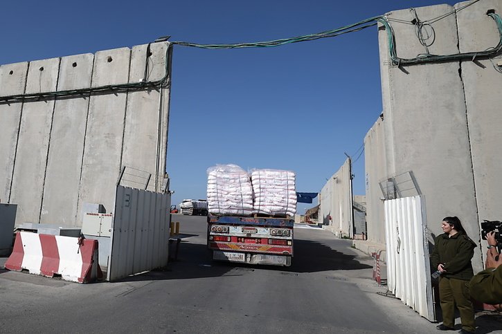 Un camion chargé d'aide humanitaire traverse le point de passage de Kerem Shalom (archives). © KEYSTONE/EPA/ATEF SAFADI