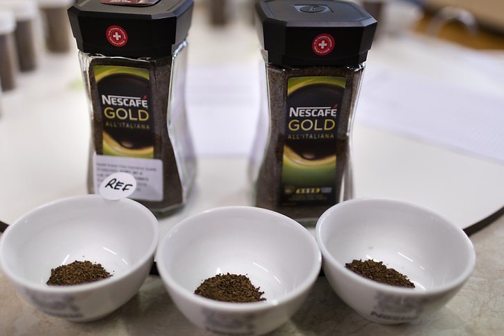 Nescafé cherche à capter des consommateurs de plus en plus jeunes. (archive) © KEYSTONE/GAETAN BALLY