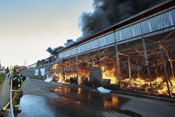 Selon les pompiers, l'incendie a brûlé 10'000 mètres carrés mais il est contenu. © Keystone/EPA/SERGEY KOZLOV