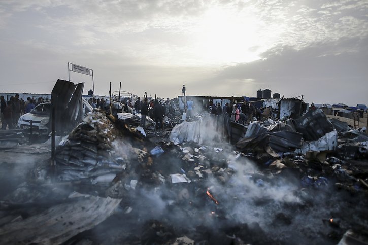 Le bombardement israélien de lundi à Rafah a mis le feu à des tentes occupées par des Palestiniens dans un camp de déplacés, faisant des dizaines de morts. © KEYSTONE/AP/Jehad Alshrafi