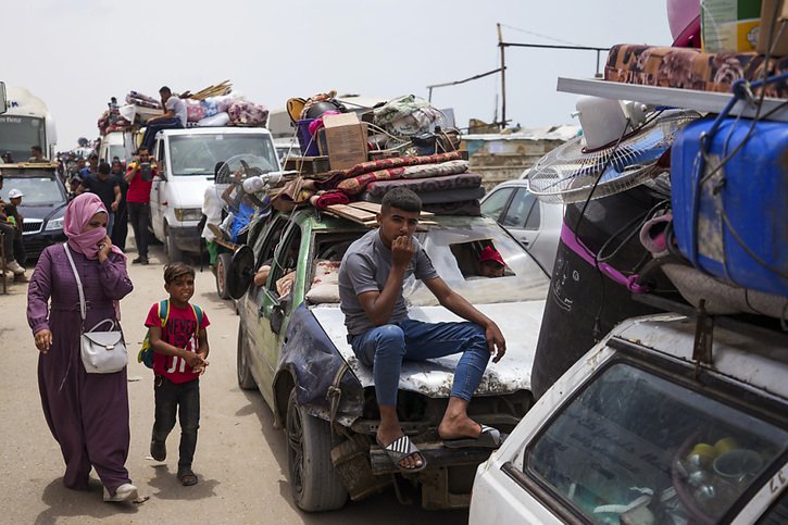 Palestiniens fuyant la ville de Rafah pendant qu'Israël attaque la cité. © KEYSTONE/AP/Abdel Kreem Hana