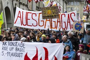 Des milliers de personnes manifestent en Suisse pour le climat