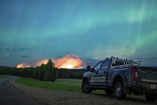 Une ville menacée par un violent feu de forêt au Canada