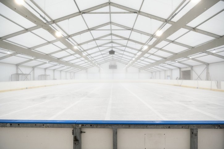 Centre sportif: Un terrain est recherché pour une patinoire provisoire en 2026