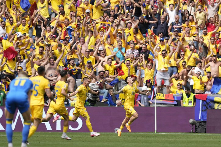 Les joueurs roumains ont régalé leurs supporters venus en nombre à Munich. © KEYSTONE/AP/Antonio Calanni