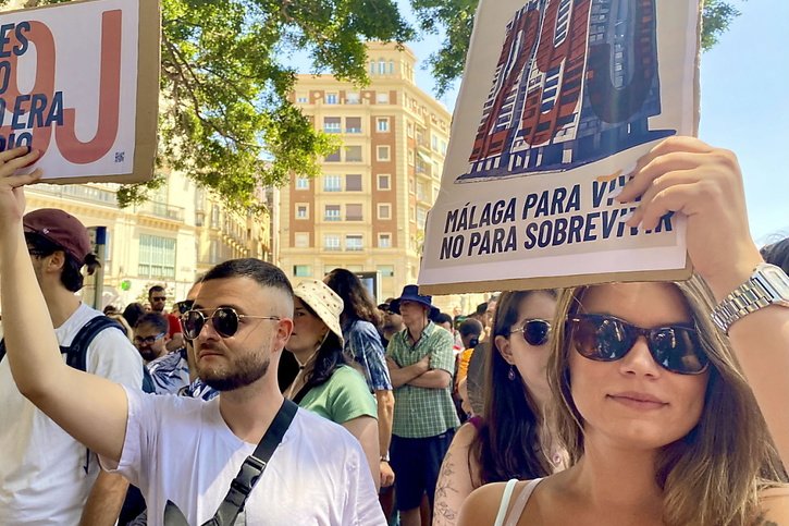 "Malaga pour vivre, pas pour survivre", peut-on lire sur cette pancarte tenue par une manifestante ce samedi dans les rues de la ville andalouse. Des îles Baléares aux Canaries en passant par Barcelone, les mouvements hostiles au surtourisme se multiplient en Espagne. © KEYSTONE/EPA/MARIA ALONSO