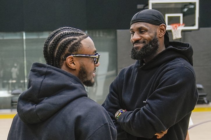 Bronny James (à gauche) se dit prêt à supporter la pression © KEYSTONE/AP/Damian Dovarganes