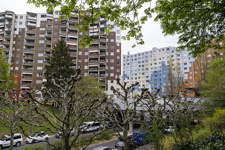 D'avril à juin, les prix des maisons individuelles ont avancé de 1,3% et ceux des appartements en propriété de 0,5% par rapport au trimestre précédent. La progression est plus marquée sur un an, avec respectivement 3,8% et 2,4% de plus. (KEYSTONE/Martial Trezzini) © KEYSTONE/MARTIAL TREZZINI