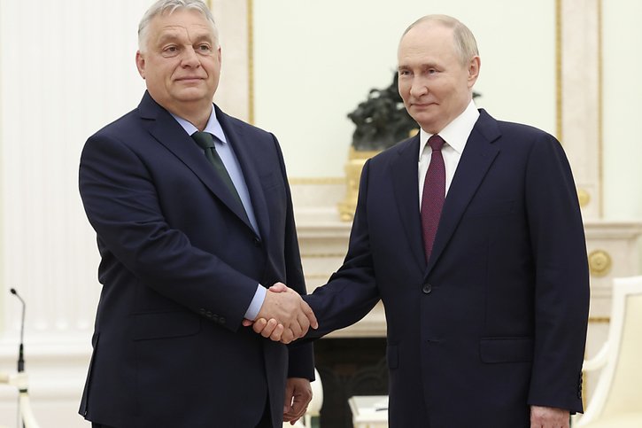 Il reste de nombreuses étapes à franchir pour mettre fin à la guerre, a reconnu le dirigeant hongrois Viktor Orban aux côtés de Vladimir Poutine. © KEYSTONE/AP/Valeriy Sharifulin