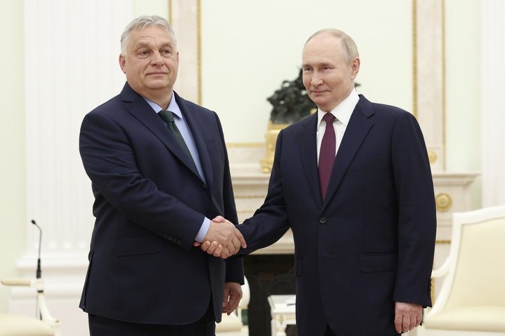 Le président russe Vladimir Poutine, à droite, et le Premier ministre hongrois Viktor Orban se serrent la main lors d'une réunion à Moscou, Russie, vendredi 5 juillet 2024. © KEYSTONE