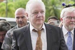 Julian Assange plaide coupable et sort du tribunal libre